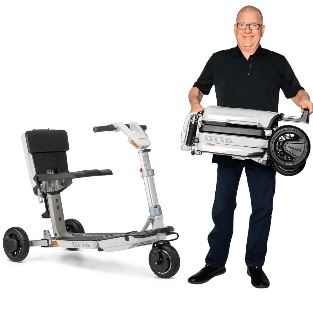 Atto Mobility ikiye katlanma gösterimi — kullanıcı yanında katlanmış ve açık scooter ile taşıma kolaylığı
