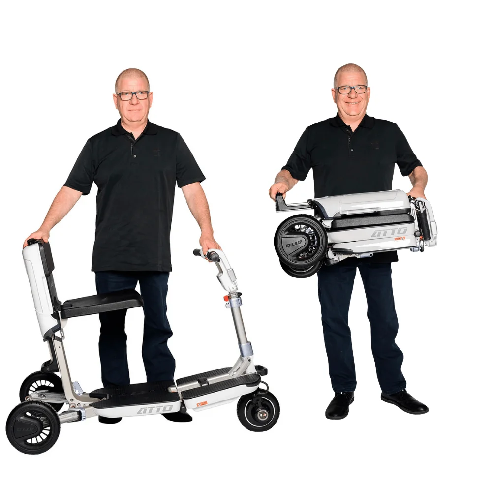 Atto Mobility iki parçaya ayrılmış hali — iki kişi ile katlama sistemi ve tam açık scooter karşılaştırması