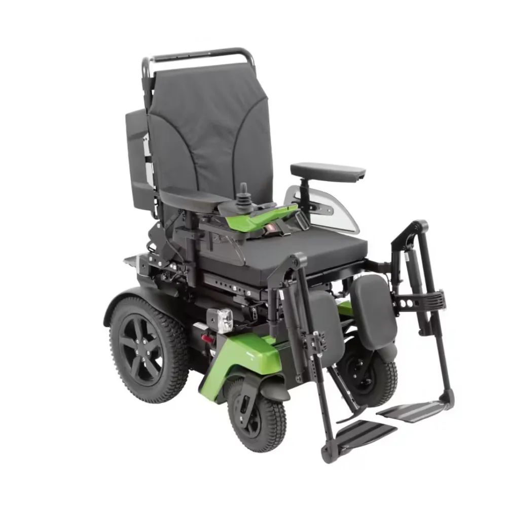 Ottobock Juvo B4 yeşil renk seçeneği ön-sağ açı — yükselen ayaklık (elevating footrest) açık pozisyonda, yeşil şasi detayı