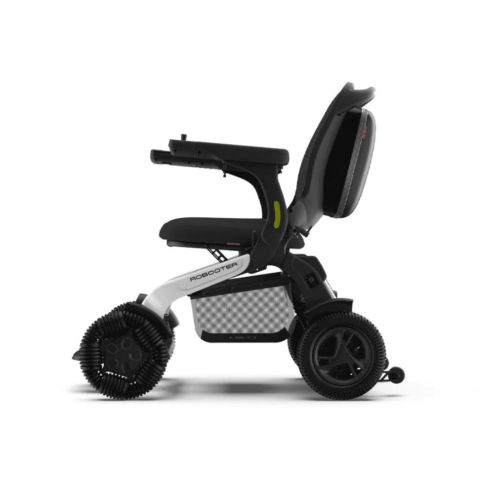 Robooter E60A akülü tekerlekli sandalye 15 derece eğim rampa tırmanma