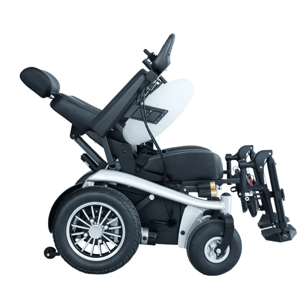 Scuba S260 akülü tekerlekli sandalye sağ profil, havalı PU tekerlek yakın çekim