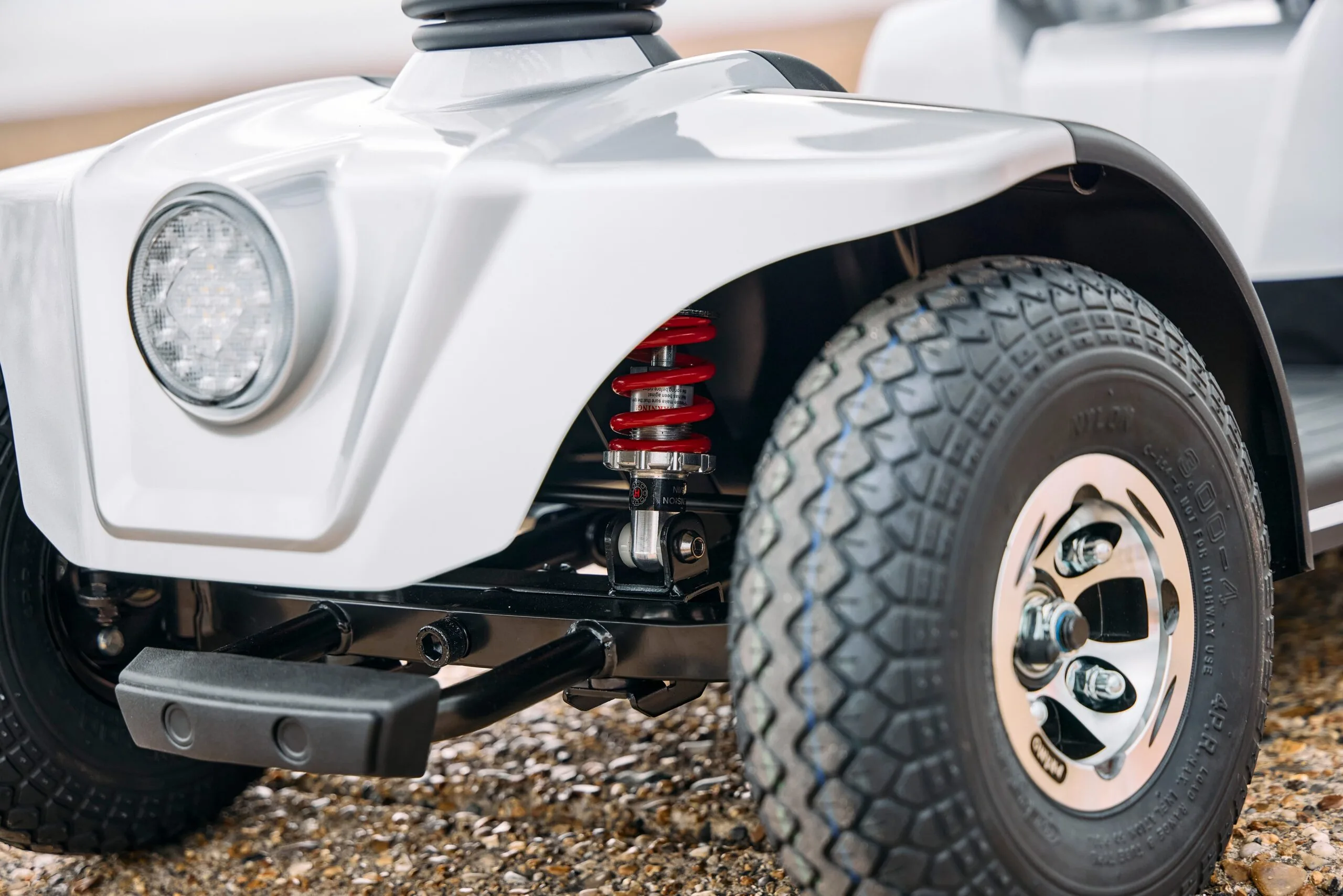 Mogel M500 engelli ve yaşlı scooter ön cephe 6km hız güvenli profil