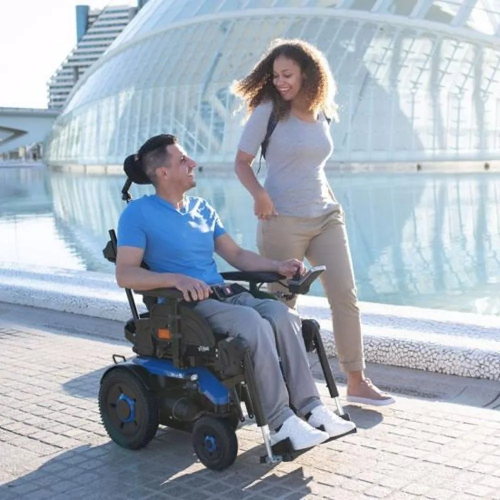 İnvacare Aviva RX40 akülü tekerlekli sandalye tam görünüm LiNX kontrol 160 kg güçlü platform