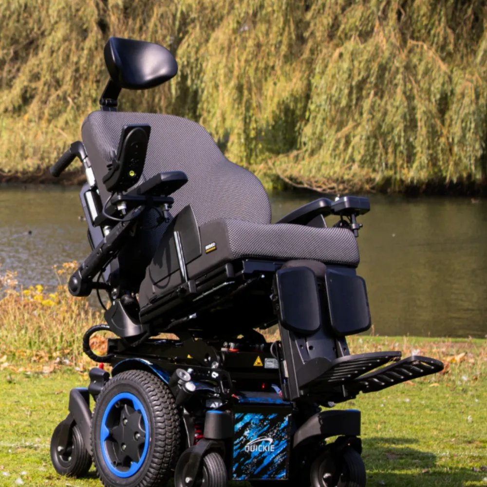 Quickie Q300 M Mini 52 cm genişlik güçlü motor uzun menzil batarya iç dış mekan uyumlu akülü sandalye