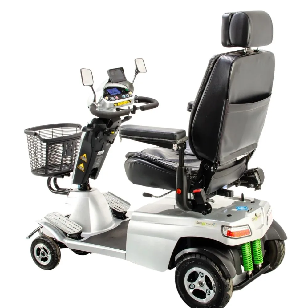 Quingo Toura 2 5 tekerlekli akülü scooter gri renk kaldırım geçişi eğim dengesi dış mekan güvenlik