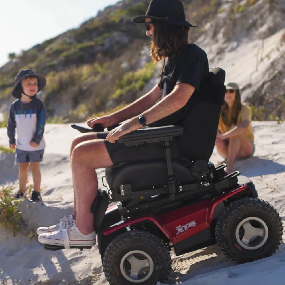 Magic Mobility XT4 off-road tekerlekli sandalye toprak yol kırsal arazi bağımsız mobilite doğa