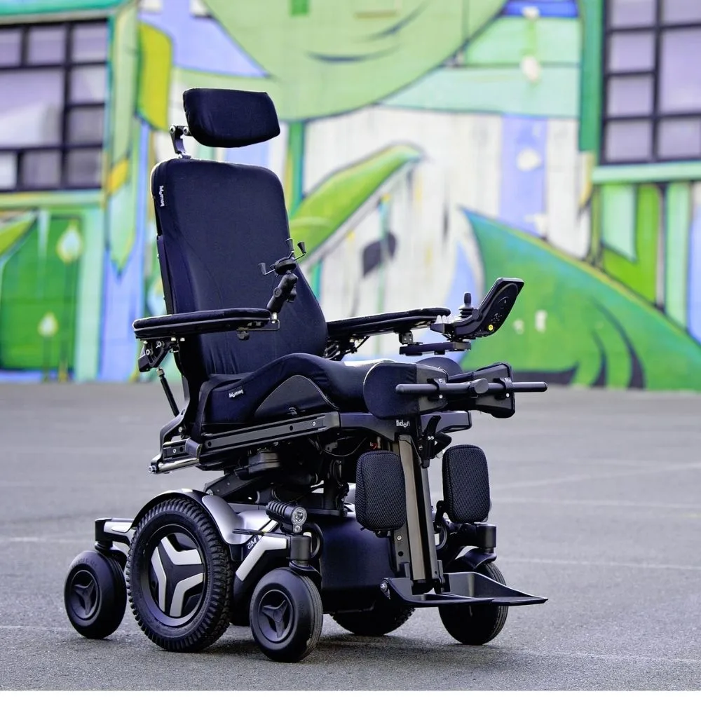 Permobil M5 Corpus VS tam yatırma 180 derece pozisyon sol yan görünüm bağımsız 6 teker süspansiyon
